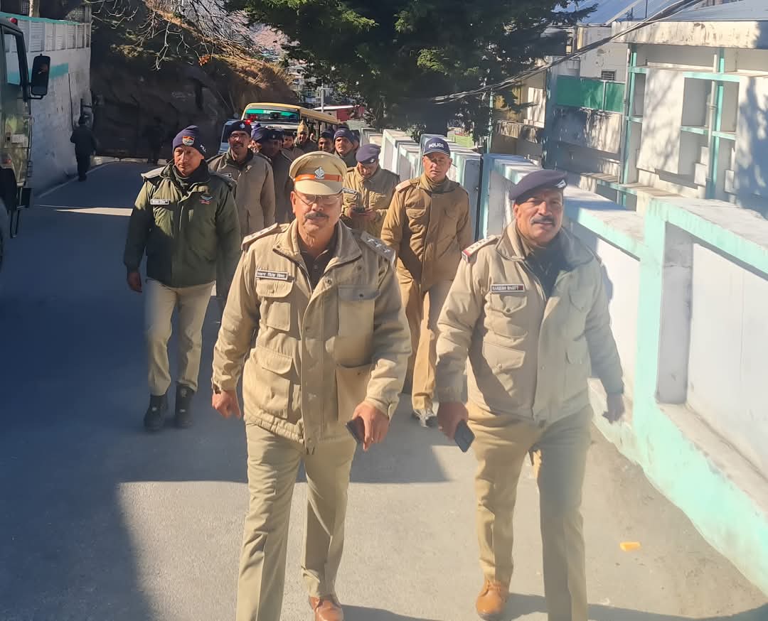 नगर निकाय चुनाव 2025: चमोली पुलिस ने फ्लैग मार्च निकालकर दिया निष्पक्ष और भयमुक्त मतदान का संदेश..