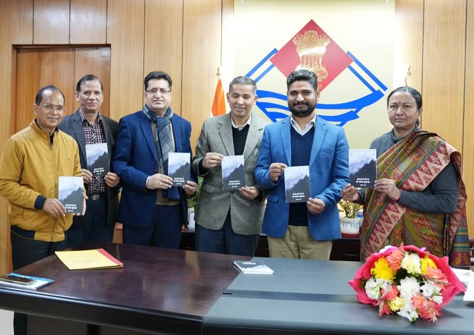देहरादून : मुख्य सचिव राधा रतूड़ी ने किया कविता संग्रह “अंतस को घेरे जो सघन कुहासा” का भव्य विमोचन..