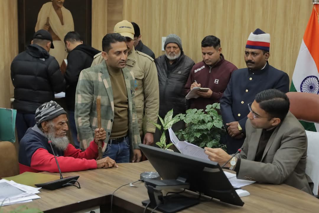 देहरादून: जिलाधिकारी सविन बंसल की अध्यक्षता में जनसुनवाई, 55 शिकायतों का हुआ निस्तारण..