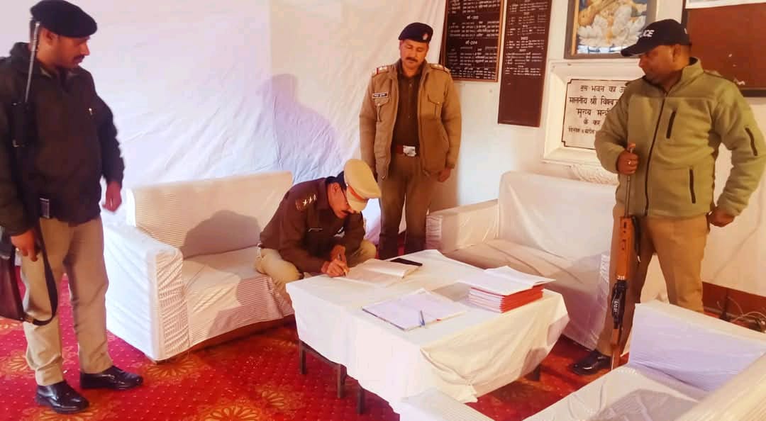 पुलिस उपाधीक्षक चमोली ने स्ट्रांग रूम का औचक निरीक्षण कर सुरक्षा व्यवस्था का लिया जायजा..