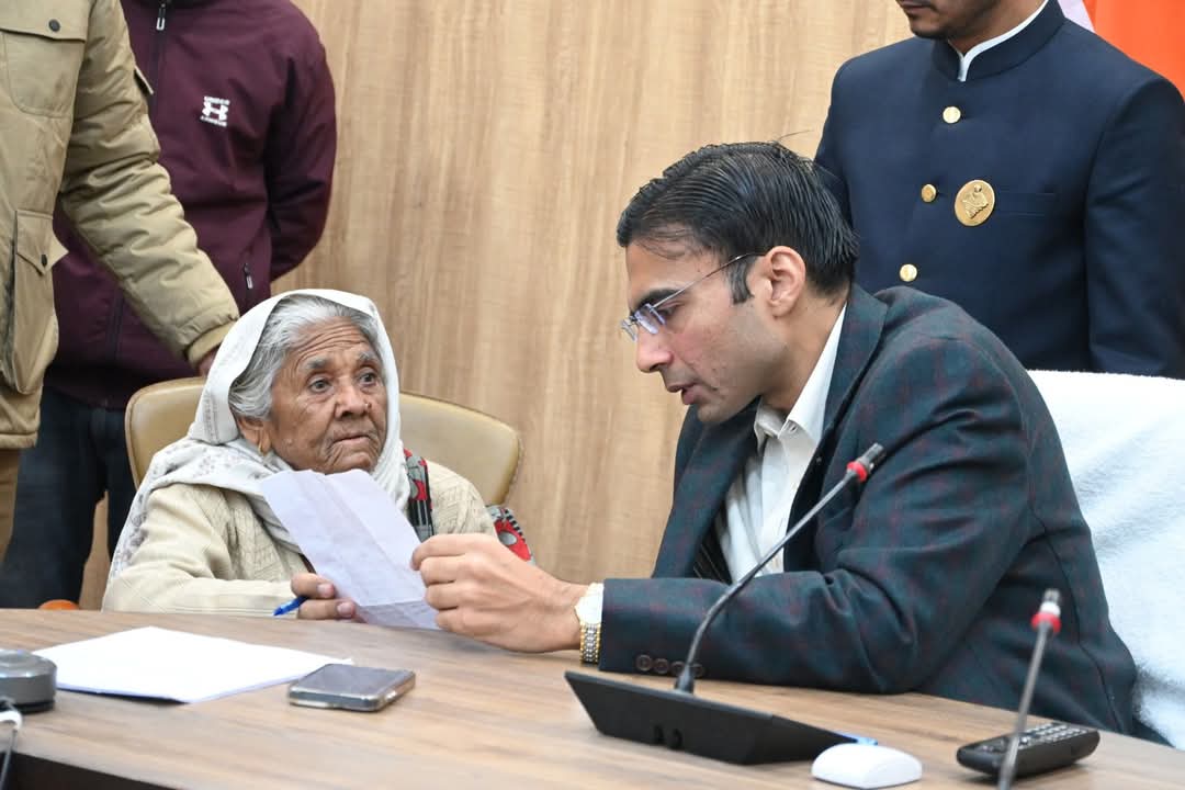 बिग न्यूज़ : डीएम ने जनता दर्शन/जनसुनवाई में आने वाले बजुर्ग/दिव्यांग फरियादियों की समस्या को देख सुविधा मुहैया कराने का लिया निर्णय..