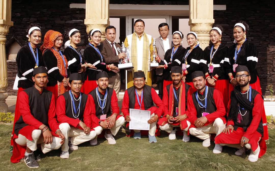 देहरादून : मुख्यमंत्री से उत्तराखण्ड की “सांस्कृतिक विरासत एवं साहसिक खेल” झांकी के कलाकारों ने की भेंट..