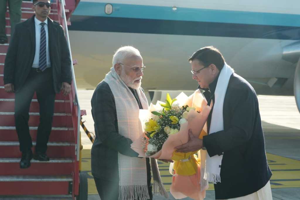 PM Modi Uttarakhand Visit : प्रधानमंत्री नरेंद्र मोदी पहुंचे देवभूमि उत्तराखंड, मुख्यमंत्री धामी ने किया भव्य स्वागत