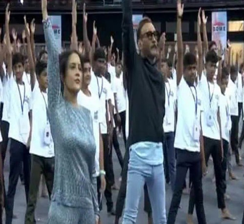 देवेंद्र फडणवीस की पत्नी अमृता फणवीस और जैकी श्रॉफ ने किया योगा..