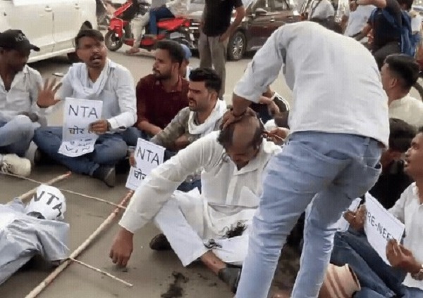 कानपुर में NTA का श्राद्ध,,छात्रों ने कराया मुंडन..