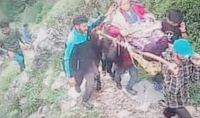 सरकार का विकास जो ग्रामीणों को मुंह चिढ़ाता है,,प्रदेश के कुछ इलाकों में मरीजों को 4 किलोमीटर डोली से लेजाने के लिए मजबूर हैं ग्रामीण..?