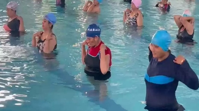 गुजरात में विश्व योग दिवस पर महिलाओं ने स्विमिंग पूल में किया योग..