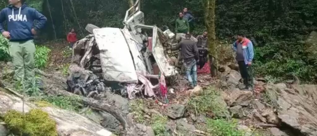 रोड एक्सीडेंट न्यूज़ टुडे :  धनोल्टी मार्ग पर 500 मीटर खाई में गिरा पिकप वाहन, एक व्यक्ति की मौके पर मौत