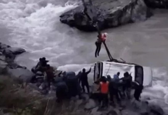 बड़ी ख़बर,, यहाँ नदी के भीतर समाई बेकाबू हुई कार इतने लोगों की दर्दनाक मौत..