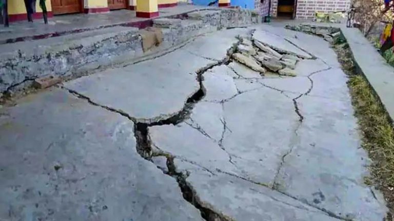 जोशीमठ में आपदा प्रभावित मुसीबतें कम नहीं हो रही, अब खेतों व रास्तों में भी दरारें आने लगी है