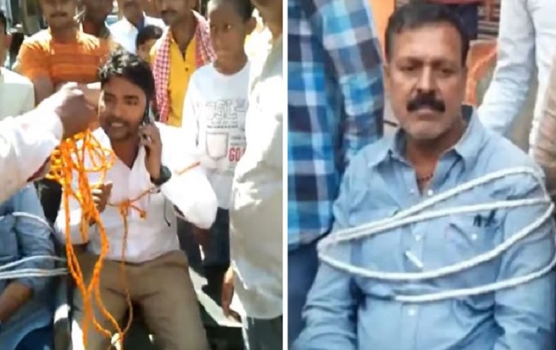 पार्षद पति,, जेई को बनाया बंधक,,बीच सड़क पर बैठाया,,,सड़क पर बह रहा नाले का पानी,,,, बच्चे हो रहे बीमार...