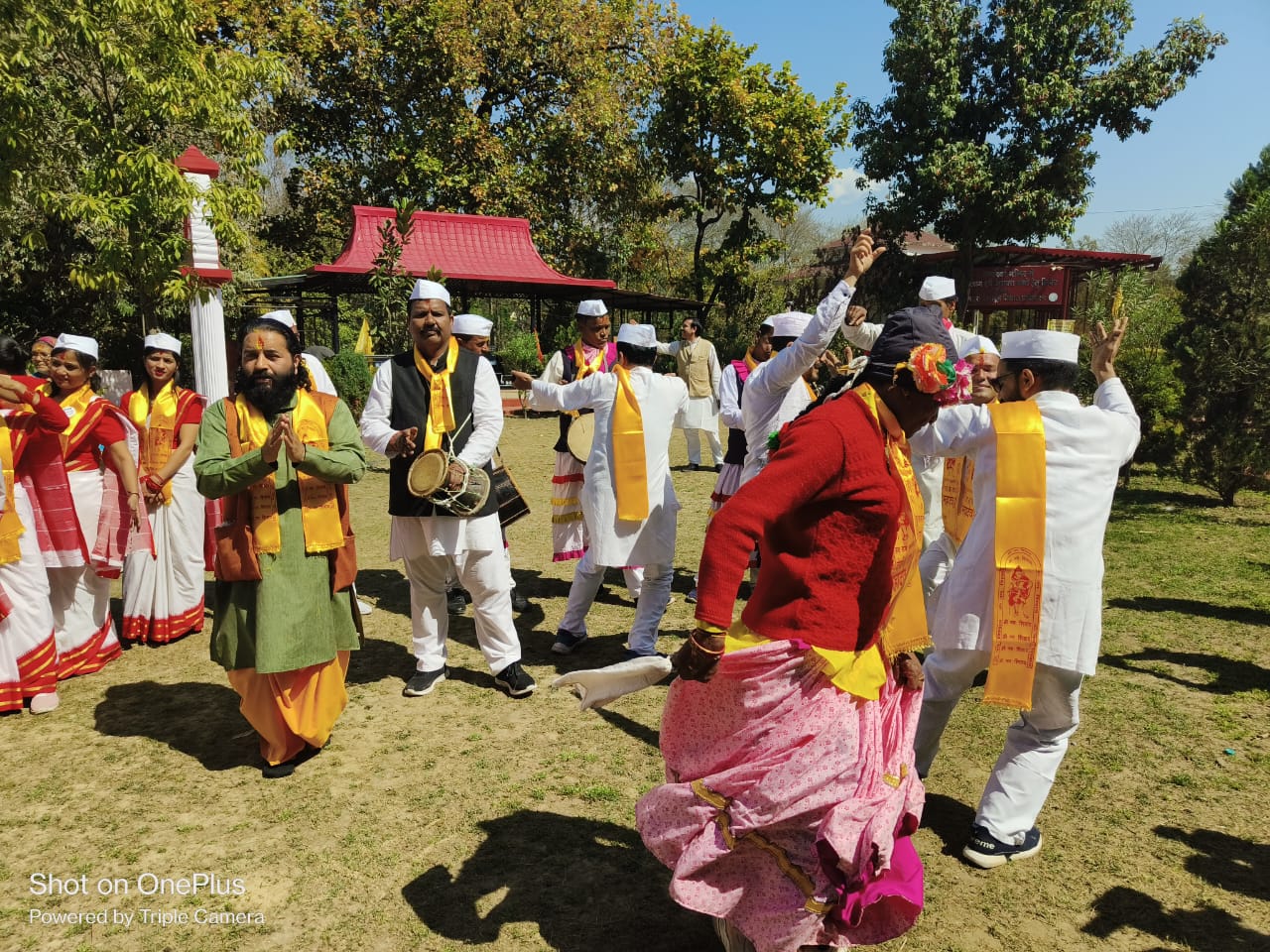 हमारी पहचान रंगमंच के होल्यारो ने ढोल, दमाऊ और हुडके की थाप पर कुमाऊनी खड़ी होली का शुभारंभ किया