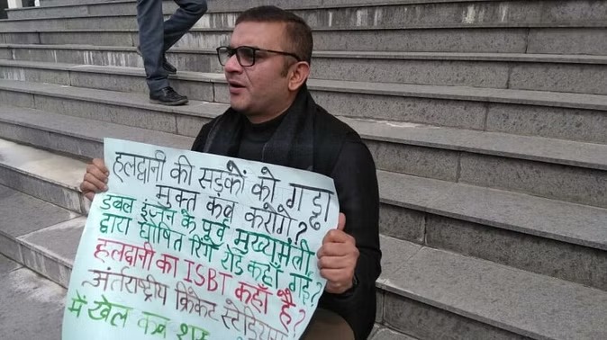 विधानसभा सत्र के चौथे दिन भी सदन के बाहर कांग्रेस विधायकों का प्रदर्शन जारी