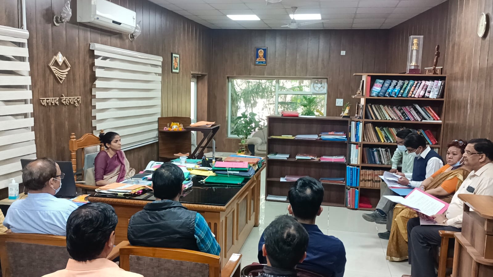 जिलाधिकारी सोनिका ने कोविड संक्रमण के नियंत्रण और बचाव के सम्बन्ध मेंमुख्य चिकित्साधिकारी  निर्देश दिए