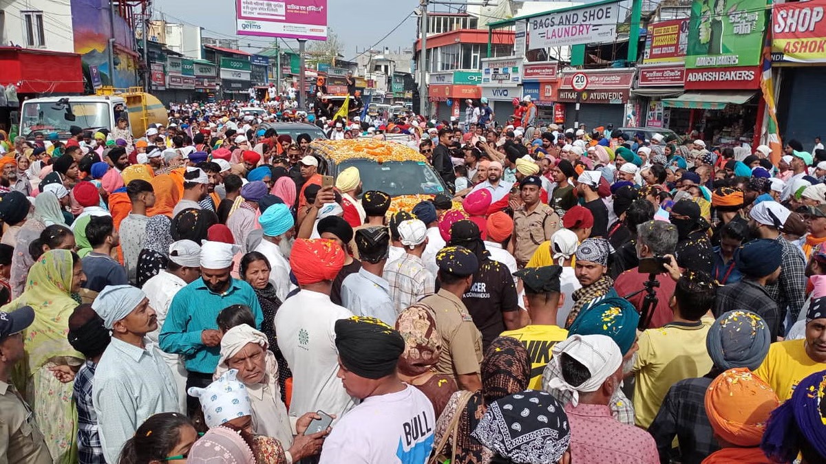 Dehradun Jhanda Mela: दरबार साहिब से नगर परिक्रमा शुरू, भक्ति में झूमी संगत
