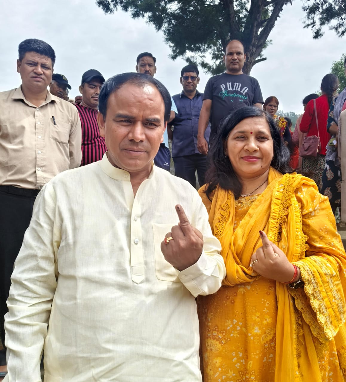 Pauri:कैबिनेट मंत्री धन सिंह रावत ने पत्नी संग किया मतदान