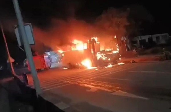 दूल्‍हा-दुल्‍हन थे अंदर और जलने लगी चलती बस,, महाराष्ट्र के बुलढाणा का हादसा..