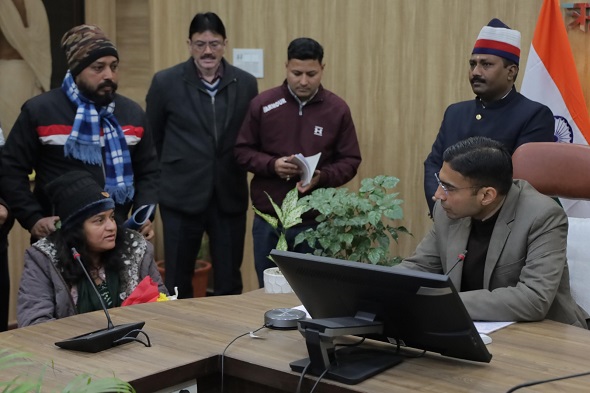 स्वास्थ्य केंद्र सहिया में डीएम ने दी अल्ट्रासाउंड मशीन