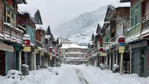बर्फबारी बनी आफत , सड़कें बंद टूरिस्ट परेशान