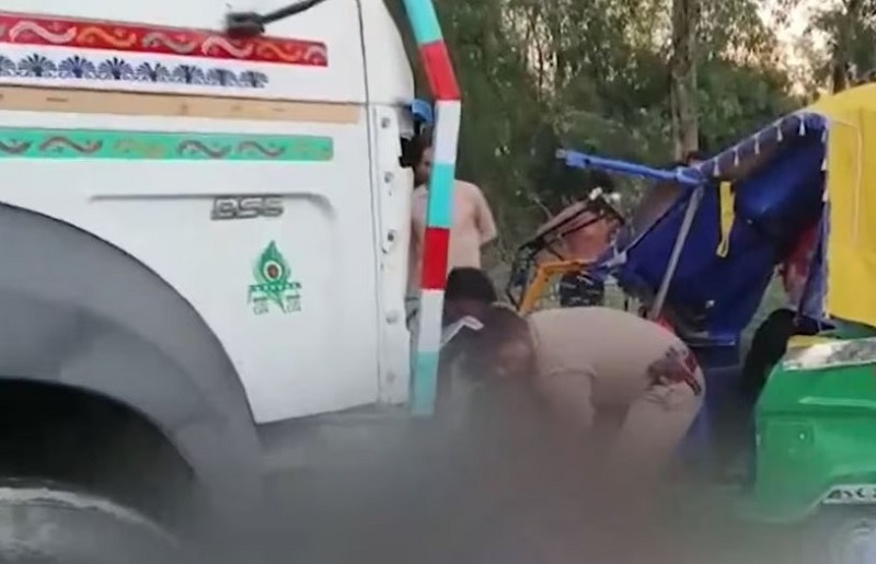 बड़ी खबर,,यहाँ हुआ भीषण सड़क हादसा,, डंपर ने ऑटो ई-रिक्शा को मारी टक्कर,,,इतने लोगों की मौत...