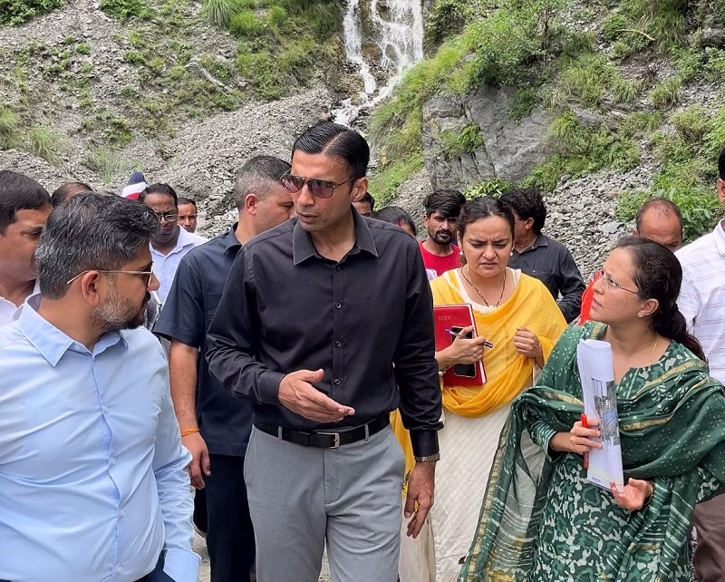 चकराता पहुंचे डीएम सविन बंसल – फैसला लिया ऑन द स्पॉट