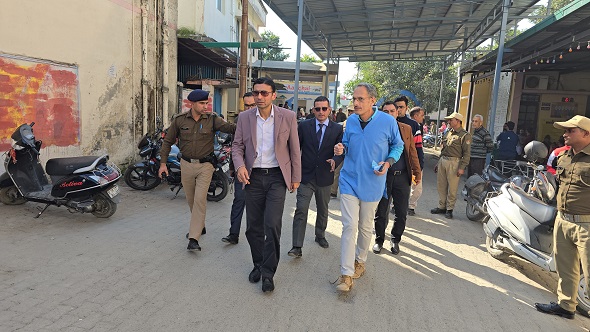 अस्पताल में डीएम का छापा