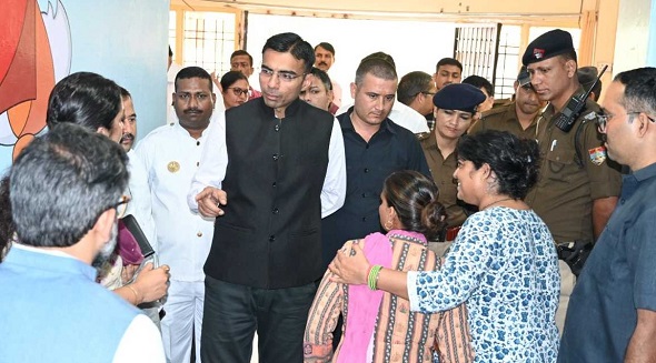 डीएम ने मूकबधिर महिलाओं संग मनाई दीपावली 