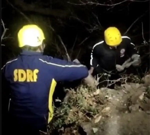 यहां 800 फिट गहरी खाई में गिरा वाहन,,,, एक की दर्दनाक मौत....