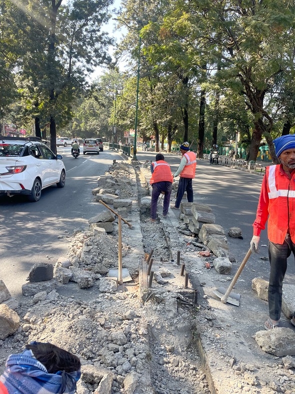 वर्षो बाद राजपुर रोड डिवाईडर का काम शुरू, देर रात हुड़दंगियों के वाहन क्रास ओवर किया करते थे