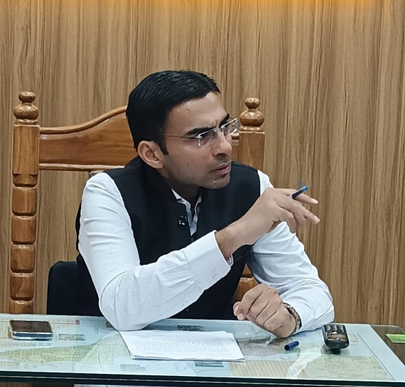 दिवाली तक बिजलीकर्मियों को नो छुट्टी – डीएम के निर्देश