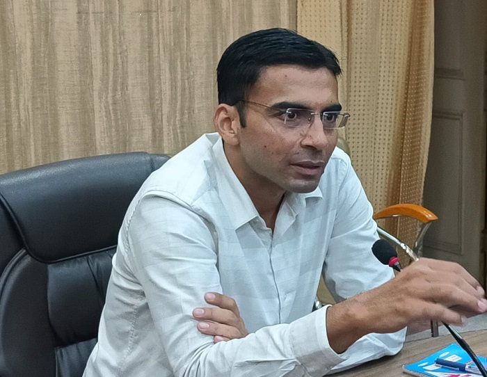 जिलाधिकारी ने एक झटके में बदल डाली वर्षों पुरानी कार्यप्रणाली