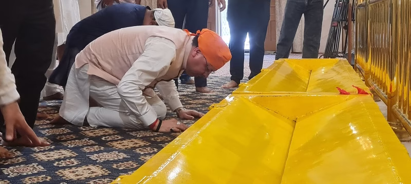 मुख्यमंत्री ने नानकमत्ता साहिब गुरुद्वारे में टेका मत्था