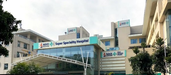 मैक्स हॉस्पिटल का मरीज की खोपड़ी से खेला