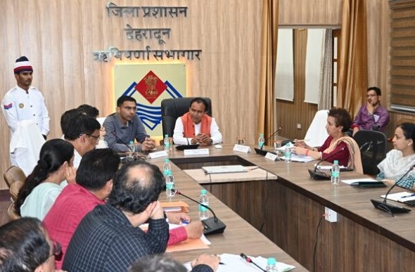 मंत्री धनदा ने क्यों थपथपाई डीएम बंसल की पीठ 