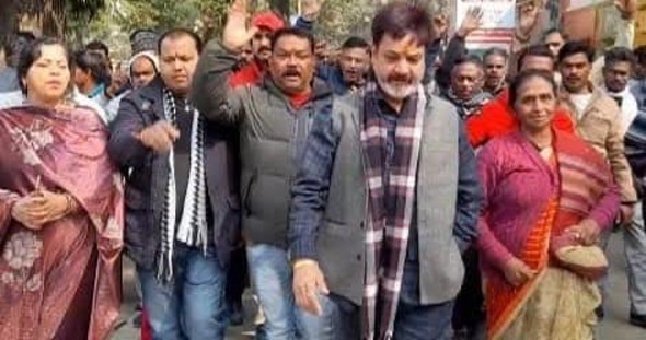 हरिद्वार नगर निगम प्रशासन पर रेडी पटरी के लघु व्यापारियों ने लगाया अपेक्षा आरोप लगाकर किया जोरदार प्रदर्शन