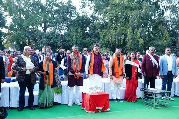 सीएम धामी ने मुख्यमंत्री आवास में फहराया राष्ट्रीय ध्वज