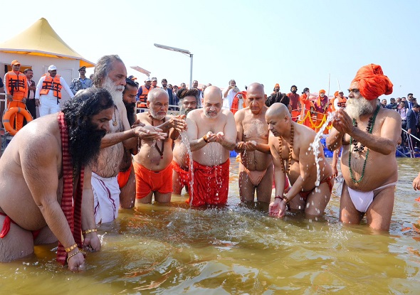 गृहमंत्री और मुख्यमंत्री ने लगाई संगम में डुबकी