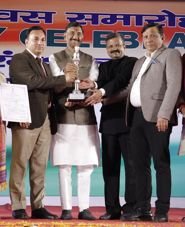 उत्तराखण्ड की झांकी को सम्मान – डीजी बंशीधर तिवारी ने लिया अवार्ड